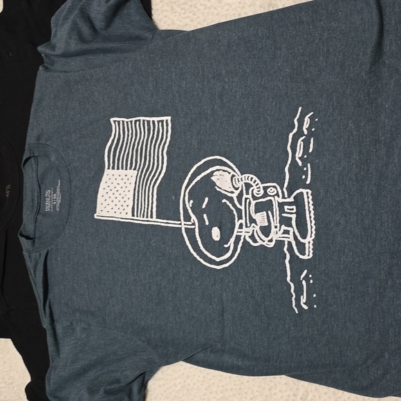 3 T-shirts. SIZE: SMALL and Medium - Picture 4 of 4